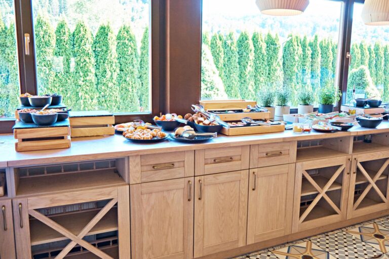 Contemporary Dining Experience 768x512