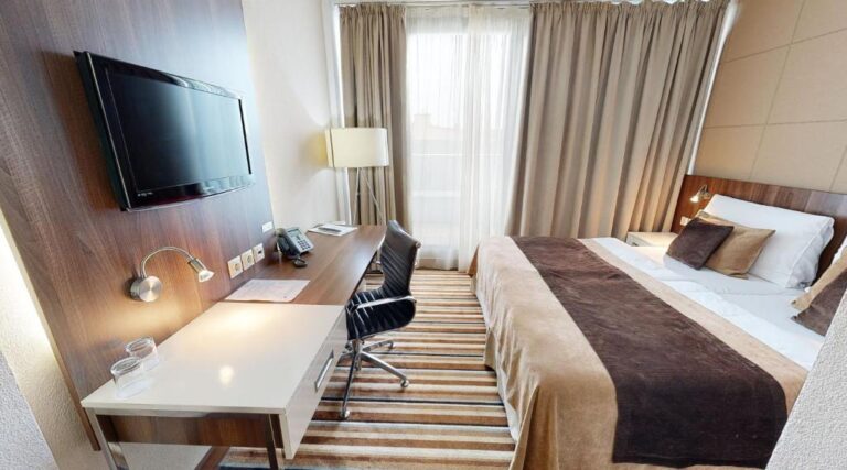 hotel lemon suites banquet sector 62 noida 768x427